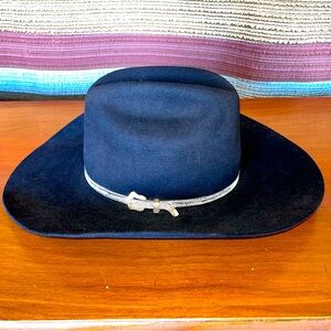 Serratelli Cowboy Hat 4x beaver. Black with white snake print self buckle band.